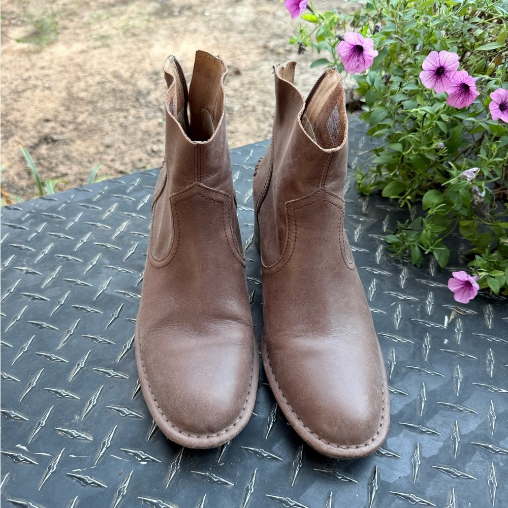 UGG Men's Tan Leather Boots